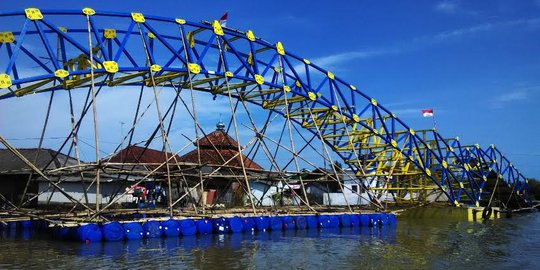 Pindahkan jembatan apung, lima perahu digunakan sebagai penarik