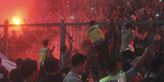 Lemparan roll paper suporter PSS lukai wartawan Yogyakarta