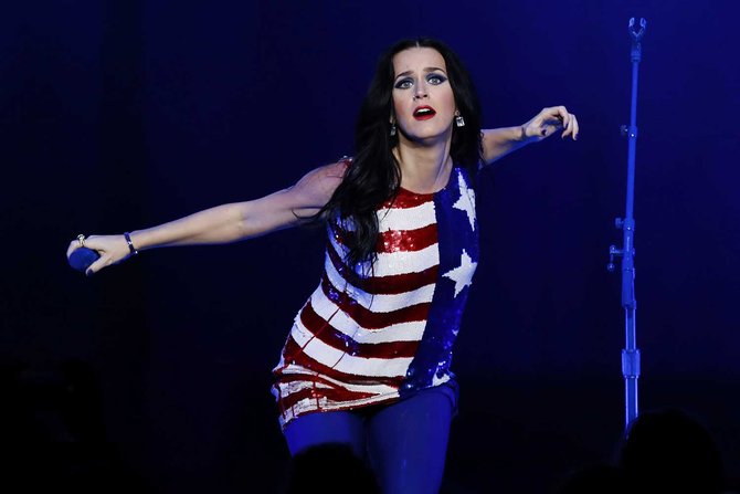 gaya katy perry kampanye untuk hillary clinton