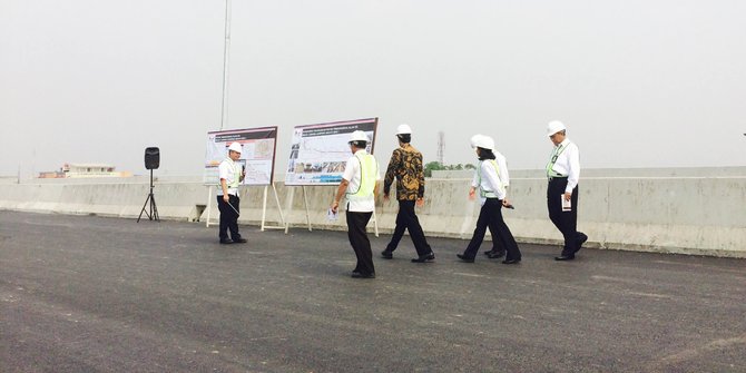 Hanya 15 menit Jokowi sidak pembangunan Tol Becakayu 