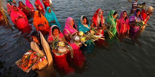 Melihat lebih dekat ritual penyembahan Dewa Matahari di India
