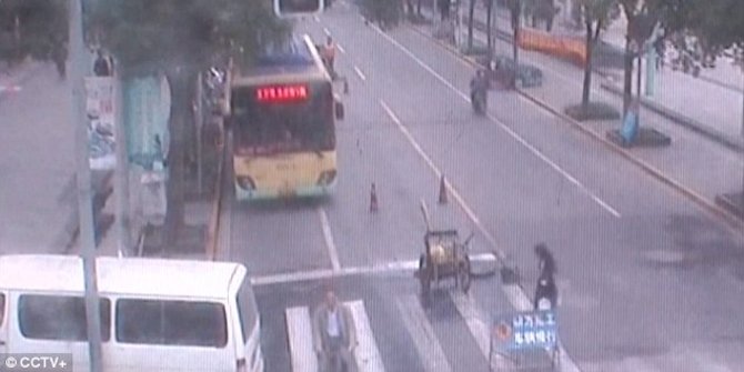 [Video] Terlindas minibus, kakek ini masih selamat