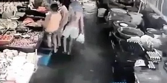 [Video] Remas bokong wanita di pasar, pria ditendang hingga jatuh