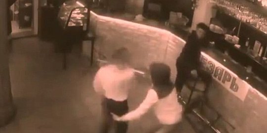 diremas pelayan restoran hajar pria hingga jatuh rev1