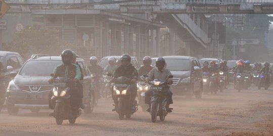 Jalanan berdebu di Jatinegara bahayakan pengendara