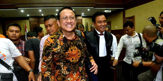 Irman Gusman umbar senyum usai jalani sidang perdana