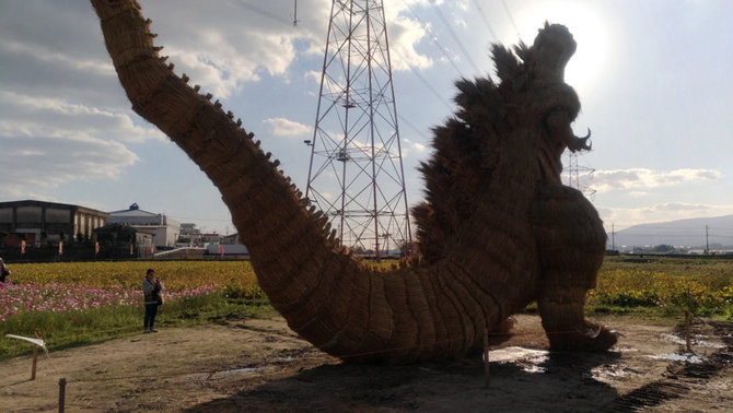 patung jerami godzilla di chikuzen jepang
