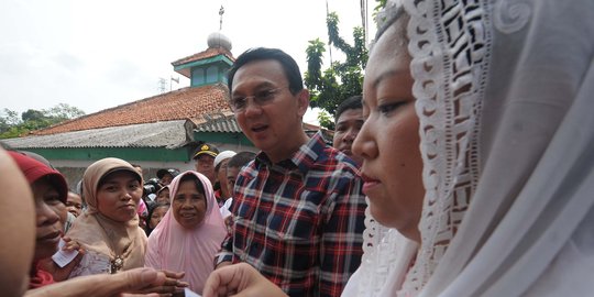 Mampir ke Kebon Jahe, Ahok borong kue karamel