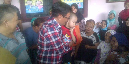 Blusukan ke Senen, Djarot gendong balita menangis hingga terdiam
