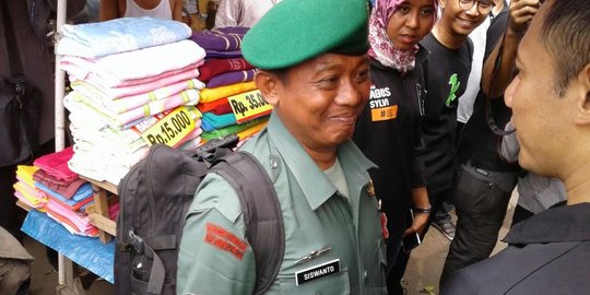 Blusukan ke Pasar Senen, Agus 'ditodong' anggota TNI salam tengkorak