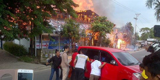 Depot kayu terbakar, pemilik luka bakar di tangan, kerugian Rp 20 M