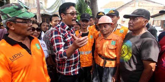 Djarot minta pekerja PPSU tangkap warga yang buang sampah ke sungai