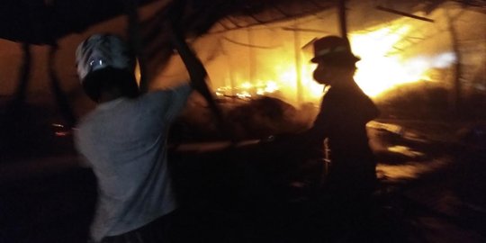 Pasar Porong Baru terbakar, polisi berjaga cegah penjarahan
