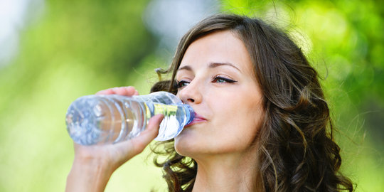 Minum banyak air, cara mudah jaga kesehatan ginjal