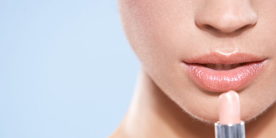 Lempabkan bibir? ini 6 trik ajaib lain yang bisa dilakukan lip balm