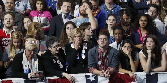 Trump berpeluang menang, pendukung Hillary Clinton menangis