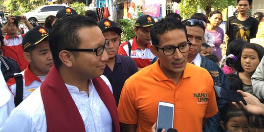 Sandiaga nazar berenang saat mengunjungi Kepulauan Seribu