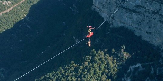 Menantang maut surfing di atas tali pada ketinggian 600 meter