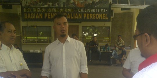 Anggap tak ngerti hukum, Ahmad Dhani batal laporkan relawan Jokowi