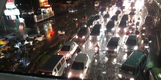 Kawasan pagarsih Bandung diterjang banjir, lalu lintas macet