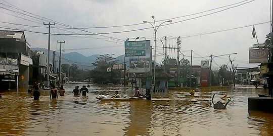 Banjir di Pagarsih Bandung, dua mobil terbawa arus