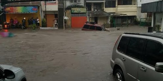1 Mobil hanyut terbawa banjir di Pagarsih Bandung belum ditemukan