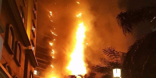 Kebakaran Gedung Neo Soho, mobil pribadi dan damkar tertimpa puing