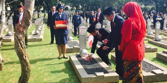 Usai pimpin upacara, Jokowi tabur bunga di makam Taufik Kiemas