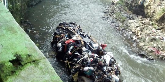 Avanza hanyut banjir di Pagarsih ditemukan terlilit sampah