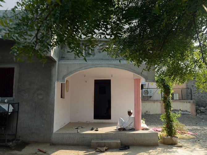 rumah tak berpintu di shani shingnapur india