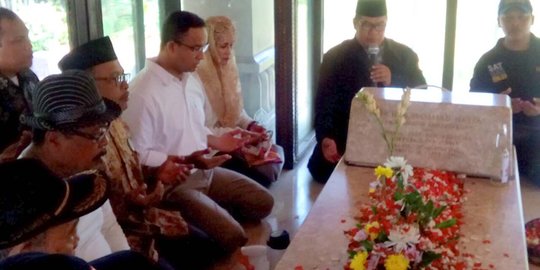 Ziarah ke Tanah Kusir, Anies datangi makam AR Baswedan & Bung Hatta