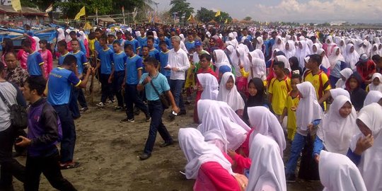 Hari Pahlawan, Ganjar ajak ribuan pelajar bersih-bersih Teluk Penyu