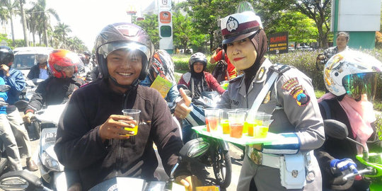 Hari Pahlawan, polisi Sukoharjo bagikan ratusan gelas jamu gendong