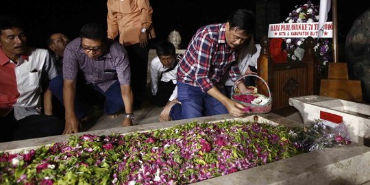 Djarot tabur bunga saat ziarah ke makam Bung Karno