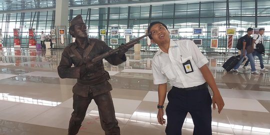 Manusia patung pahlawan seliweran di Bandara Soekarno-Hatta