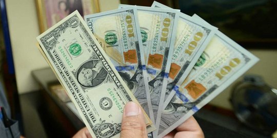 Hari ini, Rupiah dibuka merosot tajam ke level Rp 13.394 per USD