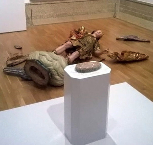 patung saint michael dari abad 18 di national museum of ancient art lisbon