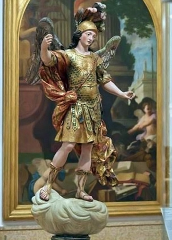 patung saint michael dari abad 18 di national museum of ancient art lisbon