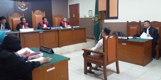 Tunggu giliran sidang, pembuat vaksin palsu termenung