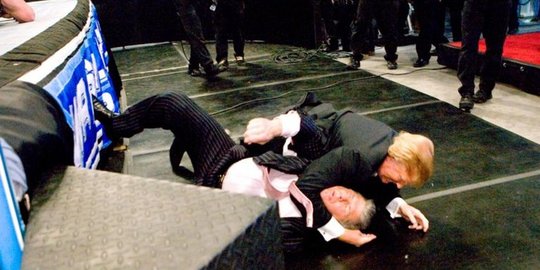 [Video] Saat Donald Trump hajar pegulat bebas di ajang smackdown
