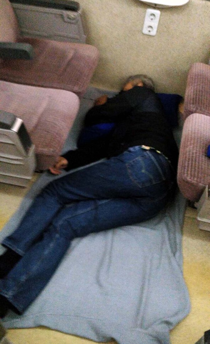 ganjar tidur di kereta