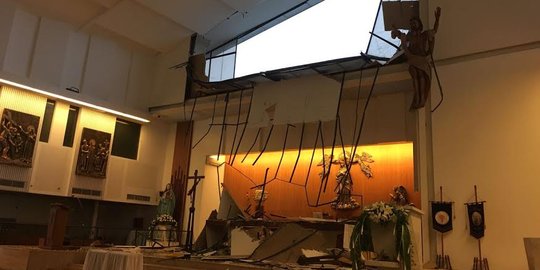 Hujan deras, dinding kaca altar Gereja SanMaRe Bintaro roboh
