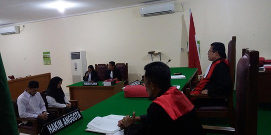 Tertunduk, pasutri pembuat vaksin palsu jalani sidang