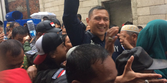 Agus hujan-hujanan di kawasan pemotongan besi kapal Cilincing