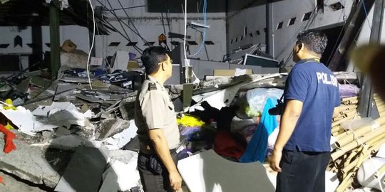 Pabrik konveksi ambruk, satu orang tewas dan empat luka-luka