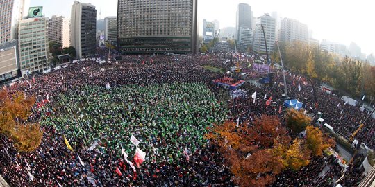 Aksi demo puluhan ribu warga Korsel tuntut presiden mundur