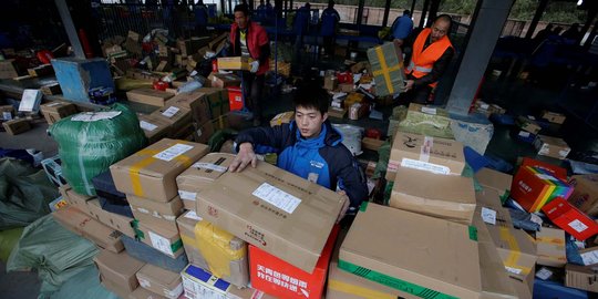 Begini sibuknya petugas logistik China saat festival belanja online