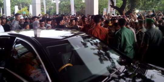 Keluar acara PKB, Jokowi diserbu warga untuk foto bersama