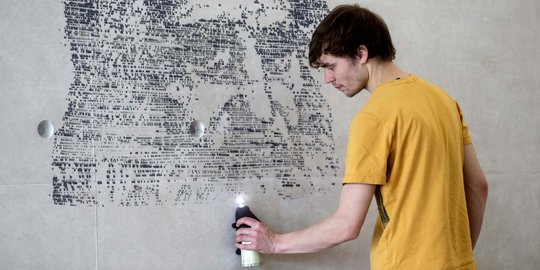 Cara canggih gambar mural dengan cat semprot terkoneksi smartphone