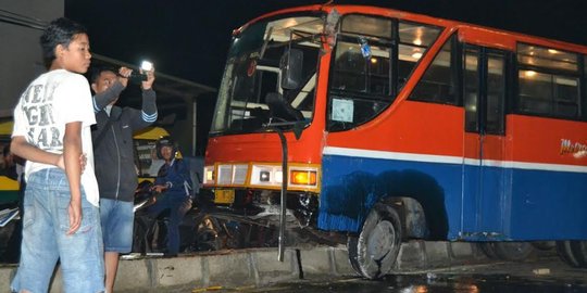 Metro Mini Tabrak Separator Di Cipondoh, Kernet Tewas Terpental ...